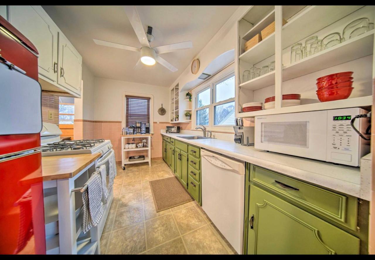 Modern • Family Friendly • Grill • Fireplace Сasa de vacaciones *